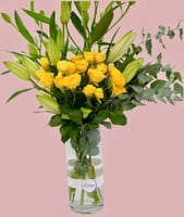 تحية طيبة /باقة من الزنابق والوردالصفراء