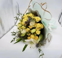 شمس الأمل – باقة ورد صفراء مع كازابلانكا وأوكالبتو...