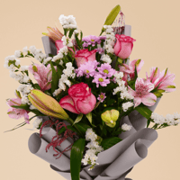 ألوان متألقة – باقة ورد فخمة وردية وزنابق كازابلان...