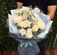 باقة ورد أبيض وأقحوان بتغليف أزرق مع شوكولاتة فيري...