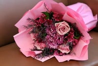 باقة الحب الوردية – بوكيه ورد وردي فخم بألوان ناعم...