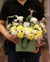 ابتسامة مشرقة باقة ورد مع شوكولاتةباتشي