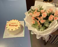 باقة / همسة وردية مع الكيك