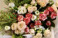 ابتسامة مشرقة باقة ورد مع شوكولاتة باتشي او فيريرو