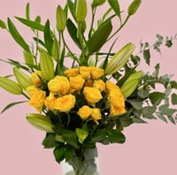 تحية طيبة /باقة من الزنابق والوردالصفراء