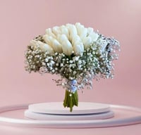 رقصة التوليب – مسكة عروس أنيقة بتوليب وجيبسوفيلا