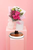 باقة أكاليل الورد ورد وردي مع مع أقحوان مع كيكة ان...