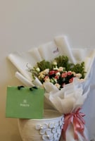 ابتسامة مشرقة باقة ورد مع شوكولاتة باتشي او فيريرو