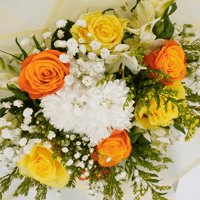 سيمفونية مضاءة بالشمس – باقة ورد ملونة بأزرار خضرا...