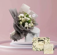 باقة ضوء القمر مزيج من الوان الورد الأبيض وبراعم ا...