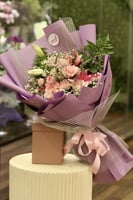 جمال وردي – باقة ورد وردي مع زنابق وأقحوان أنيقة