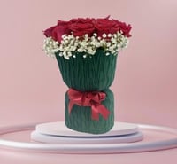 تحفة رومانسية – باقة ورد أحمر أنيقة مع زهور بيضاء