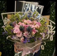 باقة ورود وردية – بوكيه ورد ناعم وملون للهدايا الم...