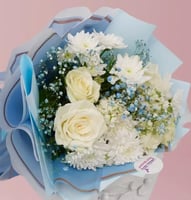 باقة ورد أبيض وأقحوان بتغليف أزرق مع شوكولاتة فيري...