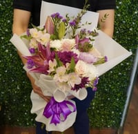 باقة تناغم ساحر – زنابق أرجوانية وورود وردية