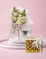 باقة أناقة بيضاء / مع شوكلاته باتشي او فيريرو