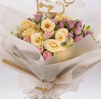 لمسة من الفرح – باقة ورد وردي وأصفر بتنسيق أنيق