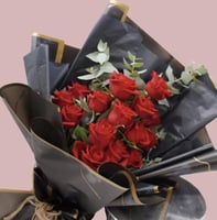 باقة ورد أحمر بتغليف أسود – هدية ورد فاخرة للمناسب...