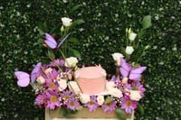 جنة الفراشات/باقة ورد مع كيكة في إطار أكريليك