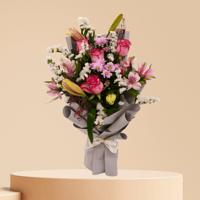 ألوان متألقة – باقة ورد فخمة وردية وزنابق كازابلان...