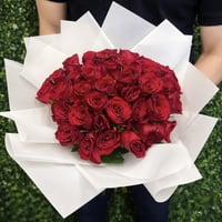 باقة ورد حمراء فاخرة – 30 وردة للتعبير عن الحب