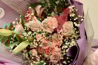 جمال وردي – باقة ورد وردي مع زنابق وأقحوان أنيقة