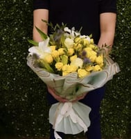 شمس الأمل – باقة ورد صفراء مع كازابلانكا وأوكالبتو...