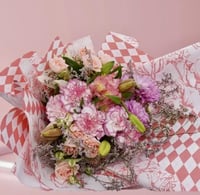 باقة ورد وردي مع أقحوان – باقة ورد طبيعي أنيقة