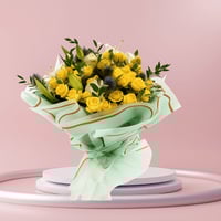 شمس الأمل – باقة ورد صفراء مع كازابلانكا وأوكالبتو...