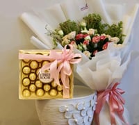 ابتسامة مشرقة باقة ورد مع شوكولاتة باتشي او فيريرو