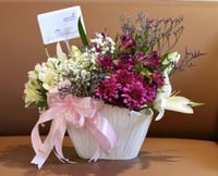 باقة ورد وردي وأبيض مع شوكولاتة باتشي او فيريرو