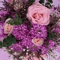 رقصة ألوان الربيع – باقة ورد طبيعية مع ورود وجبسوف...