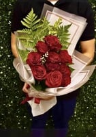 باقة ورد وردي وأبيض مع شوكولاتة باتشي او فيريرو