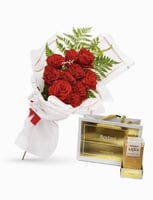 باقة ورد وردي وأبيض مع شوكولاتة باتشي او فيريرو