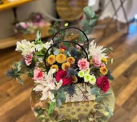 باقة الوان زاهية:سلة أزهار متنوعة شوكولاته فيريرو...