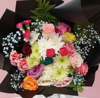 باقة ورد متعددة الألوان – تغليف أسود فخم لهدية ممي...