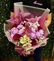 باقة الحب الوردي – باقة ورد مع كازابلانكا وأقحوان...