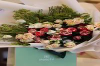 ابتسامة مشرقة باقة ورد مع شوكولاتة باتشي او فيريرو