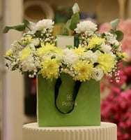 ابتسامة مشرقة باقة ورد مع شوكولاتةباتشي