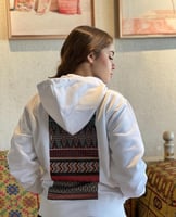 بلوفر التأسيس نسائي بتدخيلات السدو ورسم الخريطة