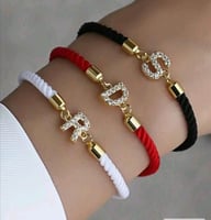 أساور قماشية متعددة الألوان مع حروف لامعة مرصعة