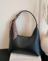 حقيبة كتف نسائية جلد أسود ناعم مزينة بوشاح ساتان