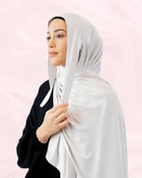 أبيض