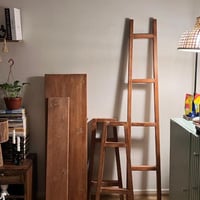 سلم خشب طبيعي للديكور – تصميم أنيق ووظيفة متعددة م...