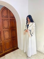 وعد طقم عباية سهرة أبيض مع كريستال وريش