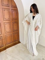 لامار عباية سهرة عاجيّة مُرصّعة بالنجوم