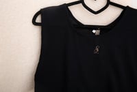 فستان اسود تحت العباية