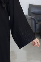 عباية عملية بتطريز على الكم باللون الاسود