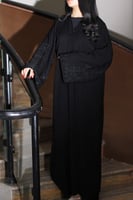 عبايه سوداء بتطريز اسود على الكم