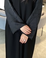 عبايه سوداء بتدخيله هندسيه على الاكمام
